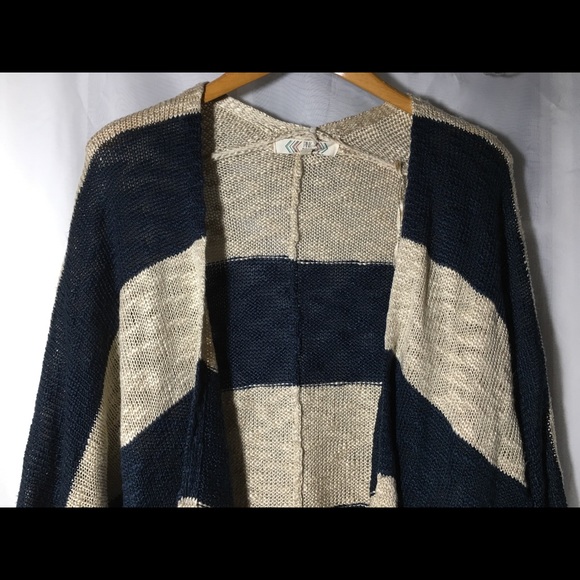 Pink Rose Blue and Tan Sweater Size Medium - Picture 4 of 8